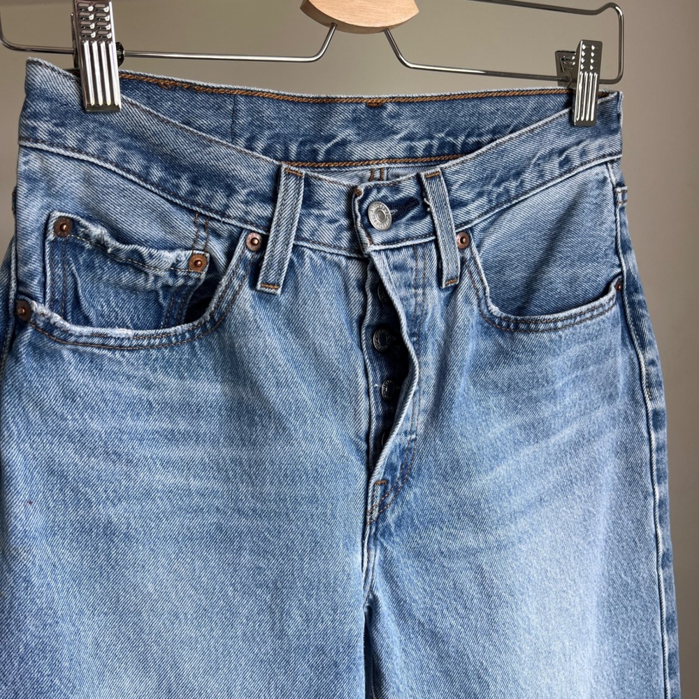 Levi's 501 Original Fit Jeans Size 26 Light Wash Straight Leg Denim Blue - Picture 4 of 8